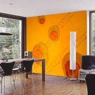 Wandgestaltung, Wandmalerei in einem modernem Esszimmer, auf einem orangen Grundton mit zeichnerischen und malerischen Elementen als Kunst am Bau