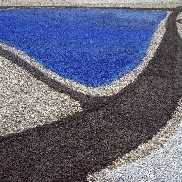 Detailaufnahme unserer Bodenmalerei "blauer Kies" während der Eröffnung der Ausstellung Kunst im Kies 2011