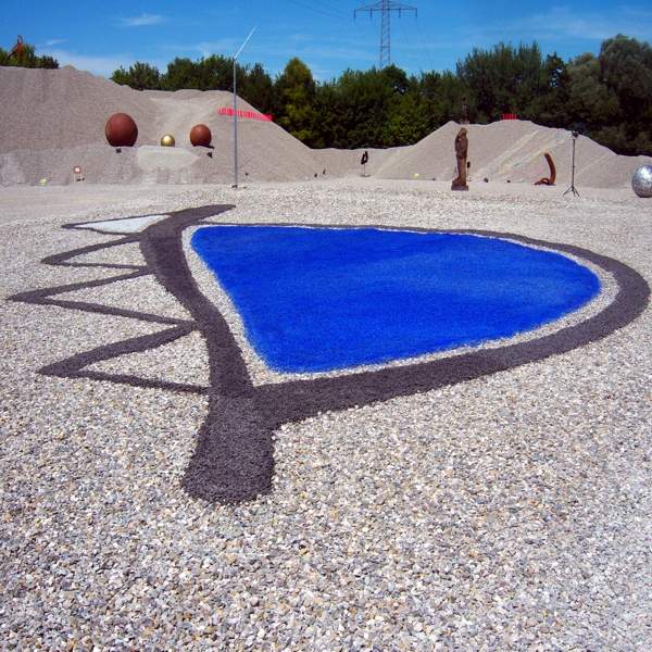 zeitgenössische Bodenmalerei von Elisabeth Brosterhus + Burkhard Meyer in der Skulpturen- und Objektausstellung, Kunst im Kies 2011, Landartprojekt blauer Kies