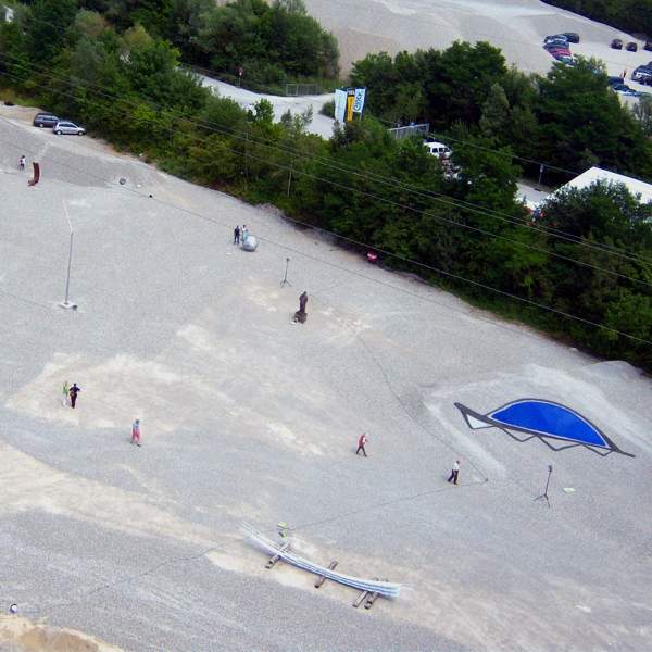 Luftaufnahme, Übersicht der Kiesgrube mit unserer Bodenmalerei "blauer Kies" während der Eröffnung der Ausstellung Kunst im Kies 2011