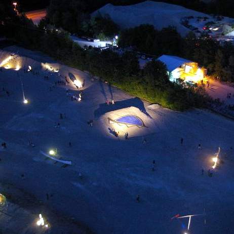 Luftaufnahme bei Nacht unserers Landart-Projekts einer Bodenmalerei "blauer Kies" während der Eröffnung der Ausstellung Kunst im Kies 2011