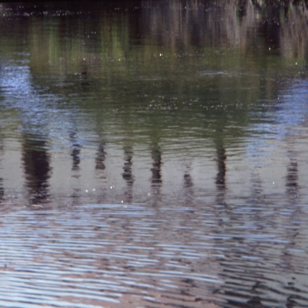 Wasserspiegelung des Landart-Projektes In Blau und Bogen, LWL Landesmuseum Kloster Dalheim, zeitgenssische Landschaftskunst + Malerei