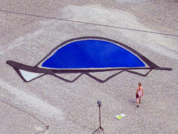 Luftaufnahme der Bodenmalerei: blauer Kies, eine zeitgenssische Landart - Malerei whrend der Kunst im Kies - Skulpturen und Objektausstellung 2011, Landschaftskunst, Landart, Landschaftsmalerei