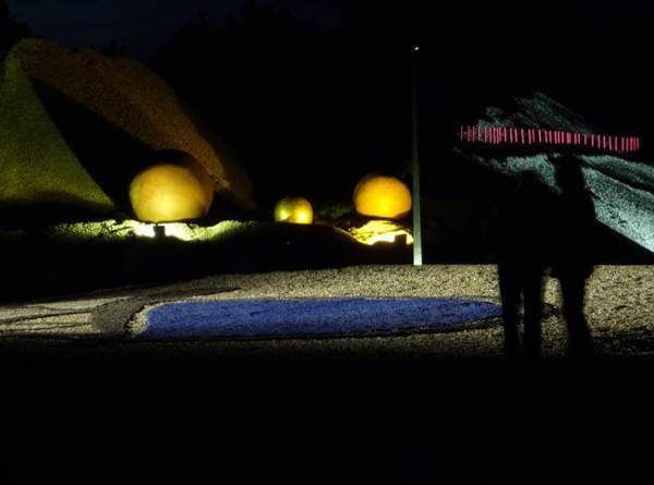 Nachtaufnahme der Bodenmalerei - blauer Kies - eine zeitgenssische Landart - Malerei whrend der Kunst im Kies - Skulpturen und Objektausstellung 2011, Landschaftskunst, Landart, Landschaftsmalerei