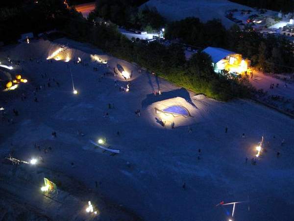 Luftbild der Skulpturen und Objektausstellung 2011 bei nacht, unten die Arbeit von Suter + Bult, dahinter unsere Bodenmalerei: blauer Kies, eine zeitgenssische Landart - Malerei whrend der Kunst im Kies, Landschaftskunst, Landart, Landschaftsmalerei